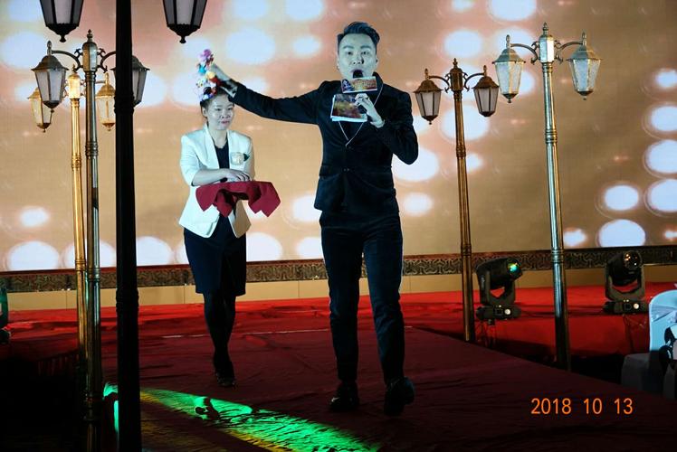新澳门原料免费和从1400人裁到18人与从13人到9000人
